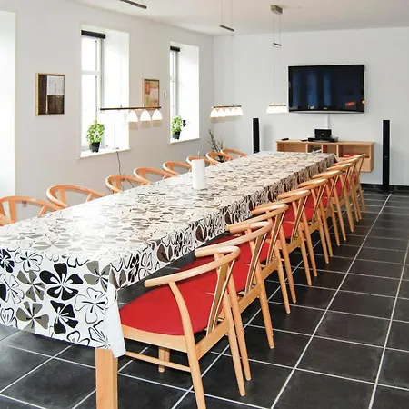 Seven-bedroom In בית נופש *