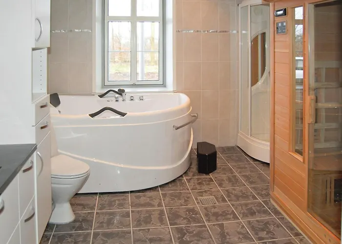 Seven-bedroom In Dom wakacyjny Bredebro